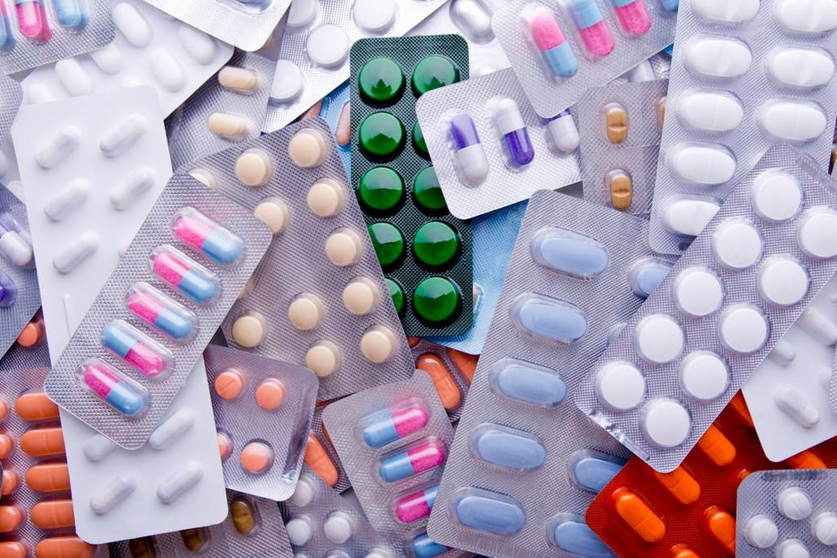 1,5 milliard d&rsquo;euros de médicaments jetés : cette proposition de la ministre pour les récupérer fait débat