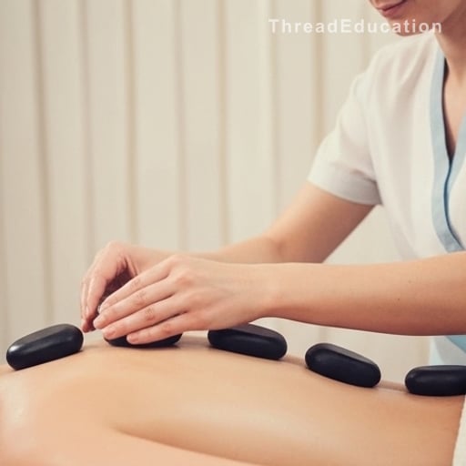 Massage aux pierres chaudes : chaleur, détente et bienfaits concrets en 1 séance
